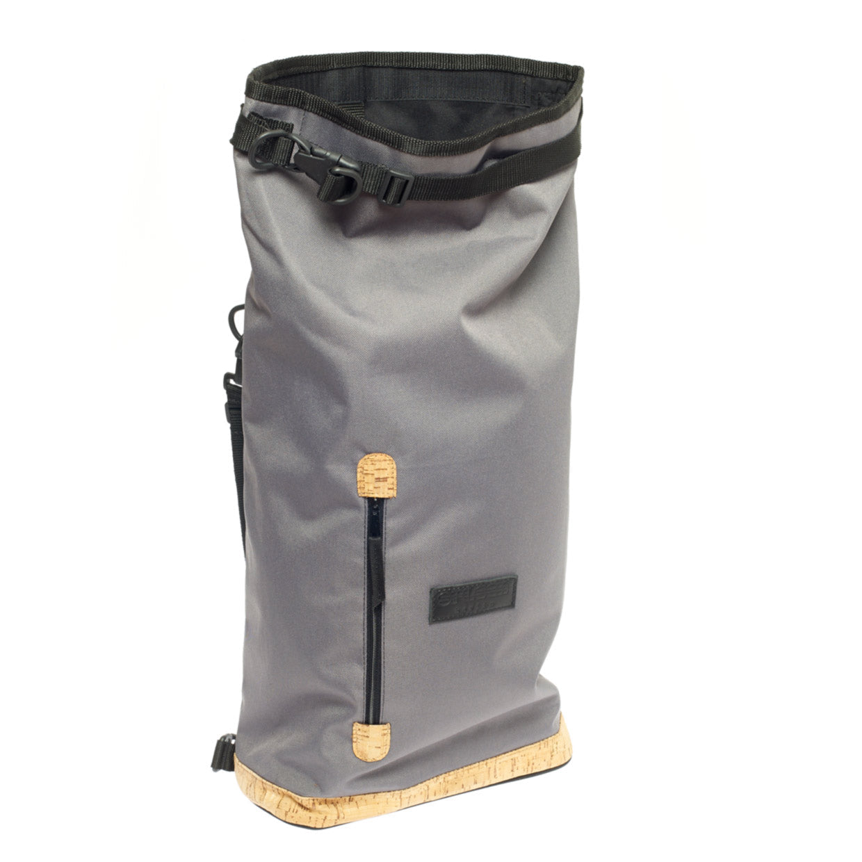 Liz  - Grey Kork Rucksack offene Seitenansicht zur Größenansicht mit vordere Tasche mit Reßverschluß für schnellen Zugriff und schönen Korkapplikationen. ©Spleen Berlin