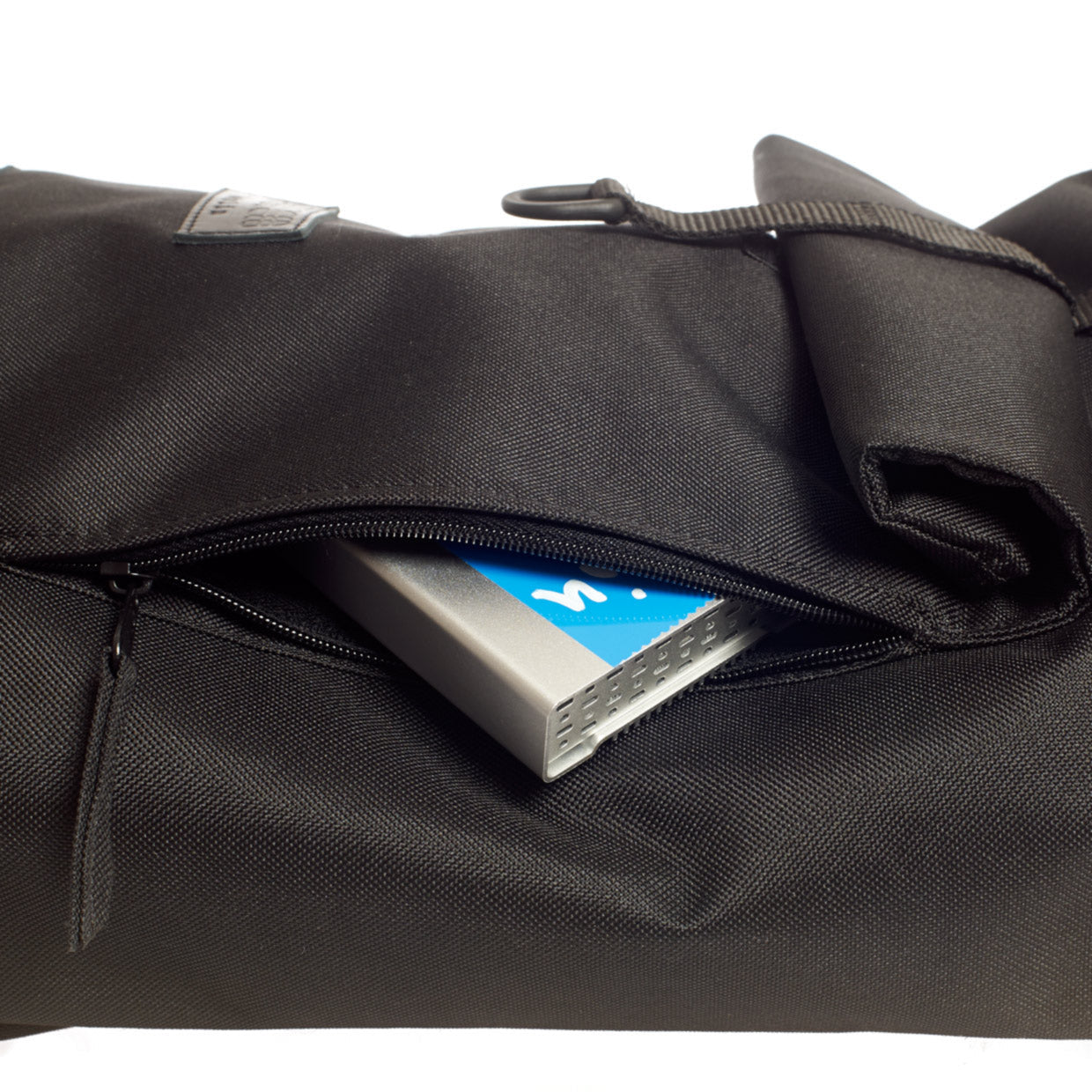 Nahaufnahme der versteckten Reißverschlusstasche auf der Vorderseite des Bob Black Rucksacks von Spleen Berlin Cordura-Material in Schwarz, robust, wasserabweisend und vegan. ©Spleen Berlin