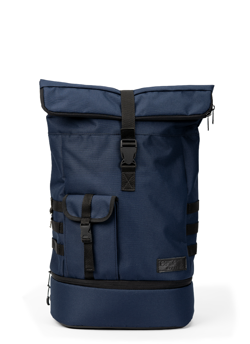 Fahrradrucksack Modell Neil - Blue von Spleen Berlin Vorderansicht mit separatem unterem Fach, ideal für Schuhe oder Lunchpaket, mit Reißverschluss zu öffnen  und zusätzlicher Tasche mit Steckverschluss für Handy, Schlüssel oder Kleinigkeiten ©Spleen Berlin