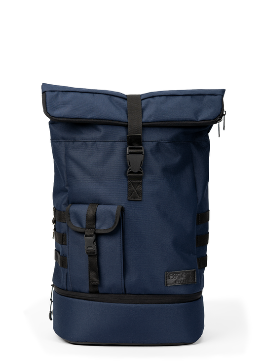 Fahrradrucksack Modell Neil - Blue von Spleen Berlin Vorderansicht mit separatem unterem Fach, ideal für Schuhe oder Lunchpaket, mit Reißverschluss zu öffnen  und zusätzlicher Tasche mit Steckverschluss für Handy, Schlüssel oder Kleinigkeiten ©Spleen Berlin