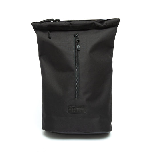 Neo - Black in Vorderansicht smarter Rucksack mit großem, mittig platziertem Reißverschluss für schnellen Zugriff auf das integrierte Extrafach. Ideal für den urbanen Alltag. ©Spleen Berlin