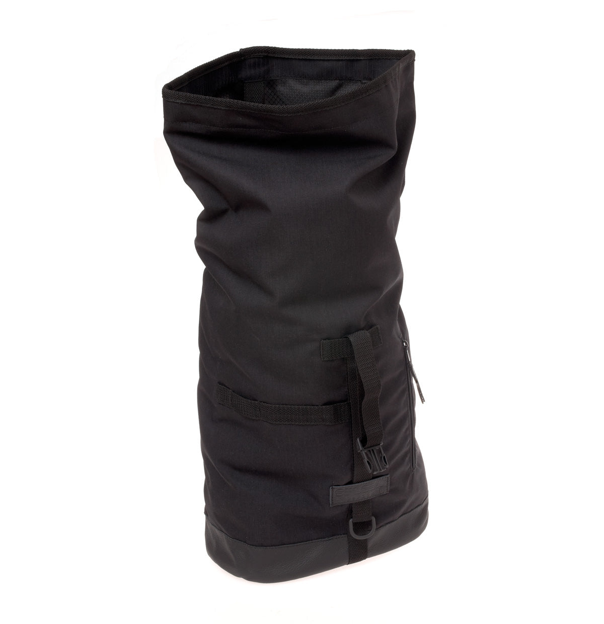 Geöffneter Fixie - Black Rucksack von Spleen Berlin zur Größenansicht fair produziert, mit großem Stauraum und Laptopfach. Ideal für den urbanen Alltag mit dem Fahrrad. ©Spleen Berlin