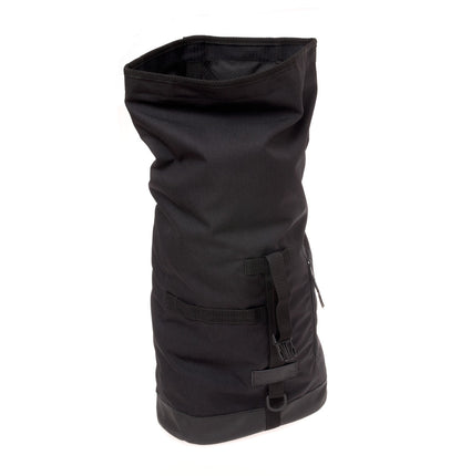 Geöffneter Fixie - Black Rucksack von Spleen Berlin zur Größenansicht fair produziert, mit großem Stauraum und Laptopfach. Ideal für den urbanen Alltag mit dem Fahrrad. ©Spleen Berlin