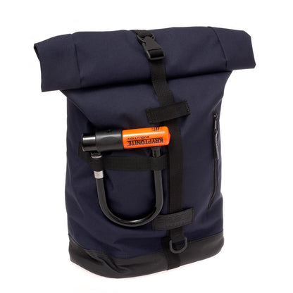 Fixie - Marineblau in der Vorderansicht mit eingestecktem Bügelschloss sportlicher Fahrradrucksack und Gepäcktasche in einem, funktional und urban. 
©Spleen Berlin