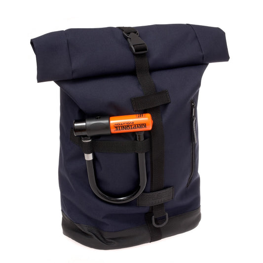 Fixie - Marineblau in der Vorderansicht mit eingestecktem Bügelschloss sportlicher Fahrradrucksack und Gepäcktasche in einem, funktional und urban. 
©Spleen Berlin