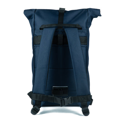 Rückenansicht des BOB Rucksacks in Marineblau von Spleen Berlin mit gepolsterten, Trägern, veganem recyceltem Material, als Fahrradrucksack & Gepäckträgertasche nutzbar. 
©Spleen Berlin