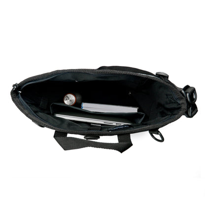 Innenansicht des Rucksacks lIz Small British Green mit gepolstertem 15 Zoll Laptopfach und Platz für eine Trinkflasche. Gut organisiert und alltagstauglich. ©Spleen Berlin
