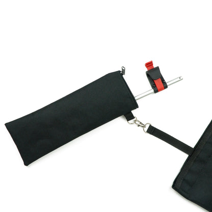 Fahrradhalterung mit praktischer Aufbewahrungstasche kompakt, robust und ideal zum sicheren Transport des Rucksacks am Fahrradgepäckträger. ©Spleen Berlin
