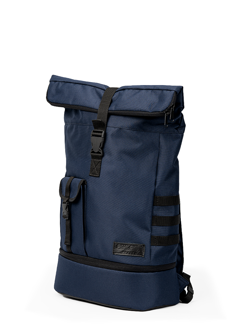 Neil - Blue 40L Volumen von Spleen Berlin in der Seitenansicht: sichtbar ist die aufgesetzte Fronttasche sowie seitliche Schlaufen, an denen z.B. ein Fahrradlicht oder andere Utensilien befestigt werden können. ©Spleen Berlin