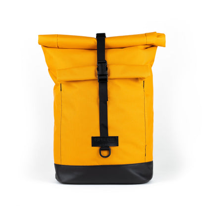 Bob - Sunrise in  leuchtendem Gelb Frontansicht mit Vordertasche. Der auffällige Fahrradrucksack von Spleen Berlin sorgt für Sichtbarkeit und Sicherheit im urbanen Alltag. ©Spleen Berlin