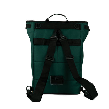 Rückenansicht des kompakten Fahrradrucksacks Liz Small in British Green schlichtes, urbanes Design mit abnehmbaren Trägern. ©Spleen Berlin
