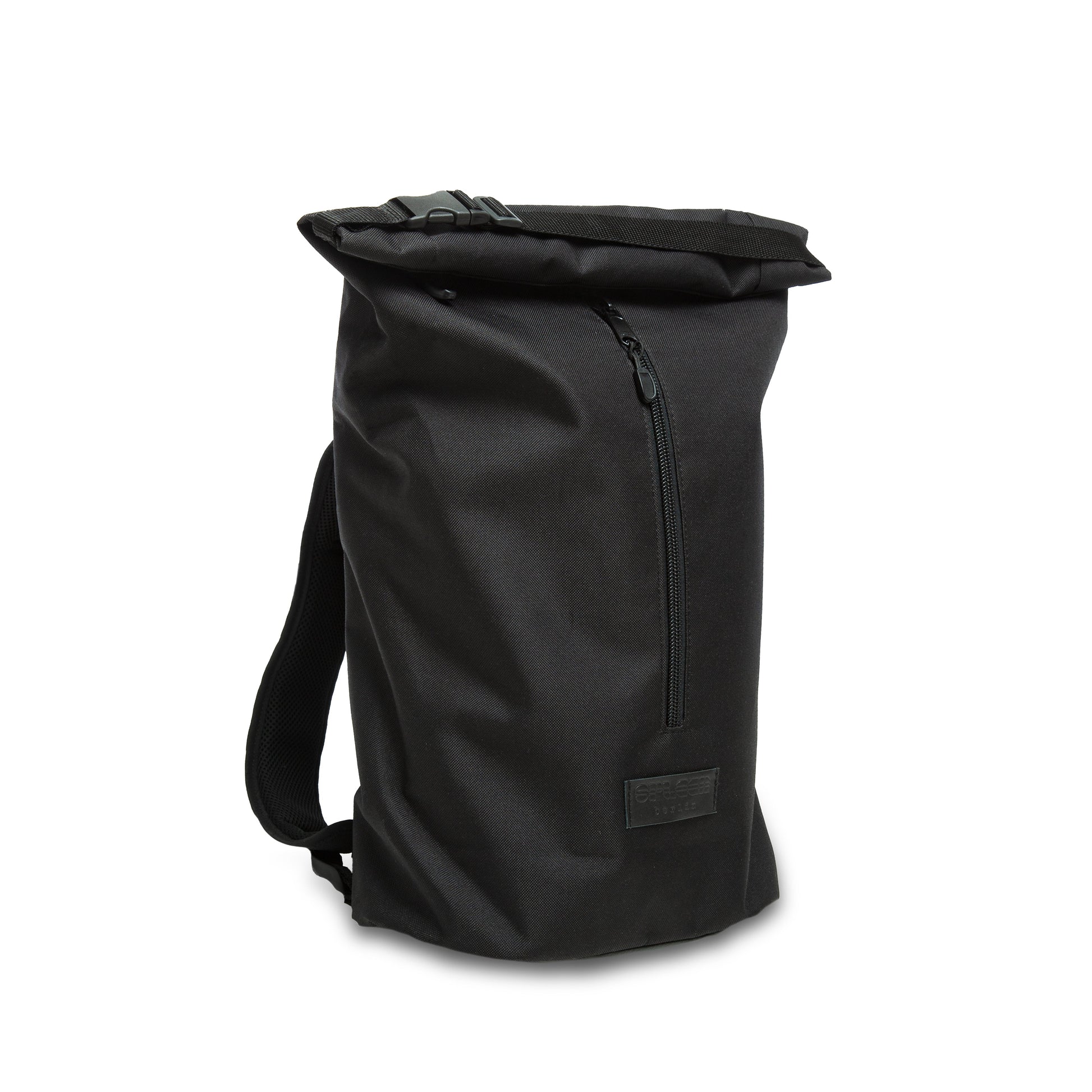 Neo - Black in Seitenansicht schlanker, urbaner Rucksack mit klarer Linienführung und dezentem Design. Ideal als Fahrradtasche und Tagesrucksack für unterwegs. ©Spleen Berlin
