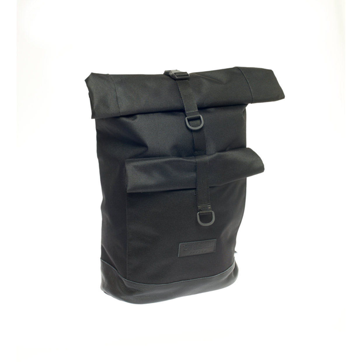 Bob - Black seitliche Ansicht des wasserabweisenden, schmalen Rucksacks von Spleen Berlin, urbanes Rolltop-Design. ©Spleen Berlin