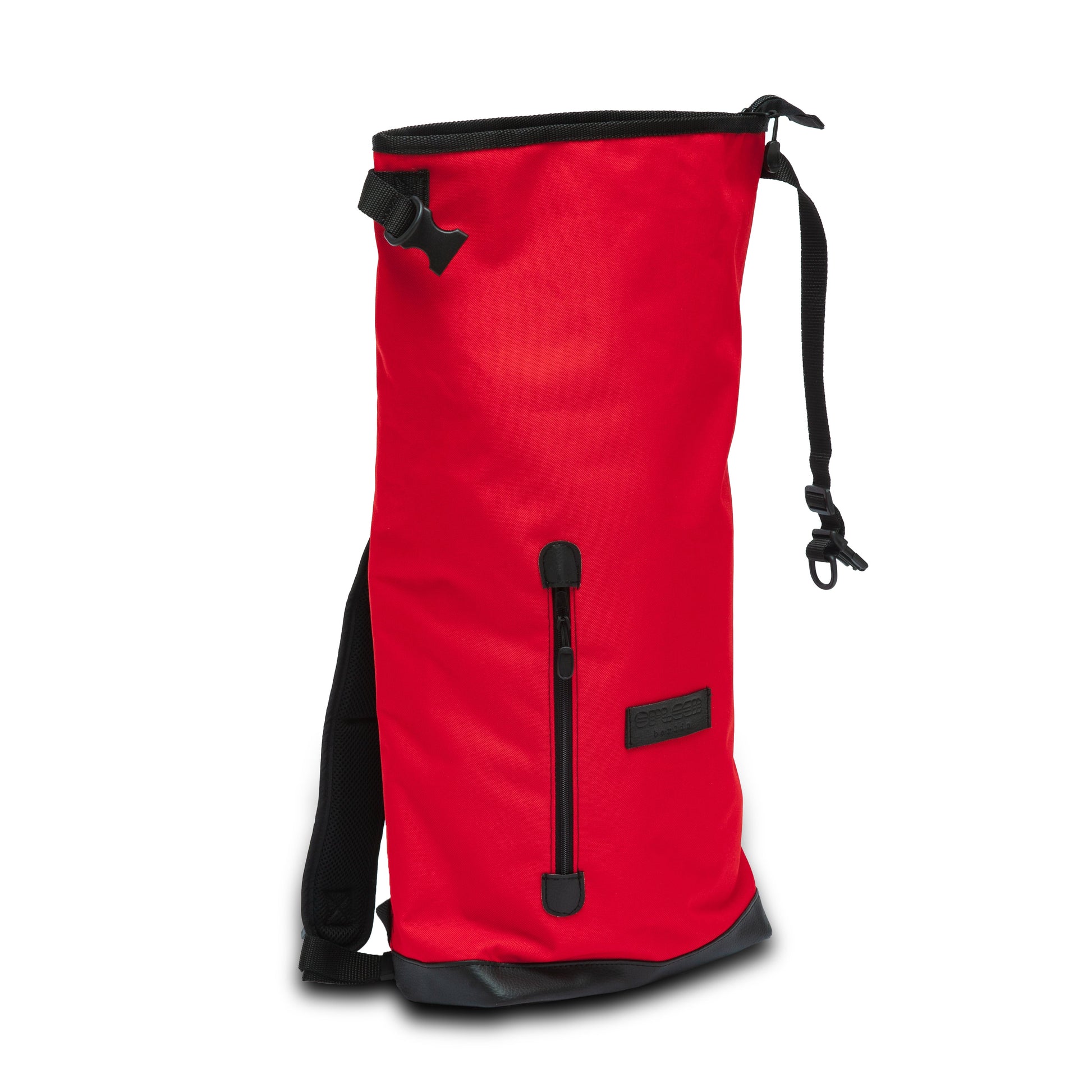 Liz  - Red von Spleen Berlin Seitenansicht mit geöffneter Tasche zur Größenansicht. Kombinierter Rucksack und Fahrradtasche, urbanes Design, nachhaltig produziert, ideal für Alltag und Freizeit. ©Spleen Berlin