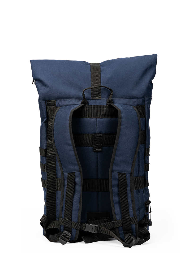 Rückenansicht des Rucksacks Neil - Blue von Spleen Berlin mit gepolsterten Schulterträgern, gefertigt aus recycelbarem Cordura. Seitliches Laptopfach für schnellen Zugriff  funktional & nachhaltig für urbane Pendler:innen.
©Spleen Berlin