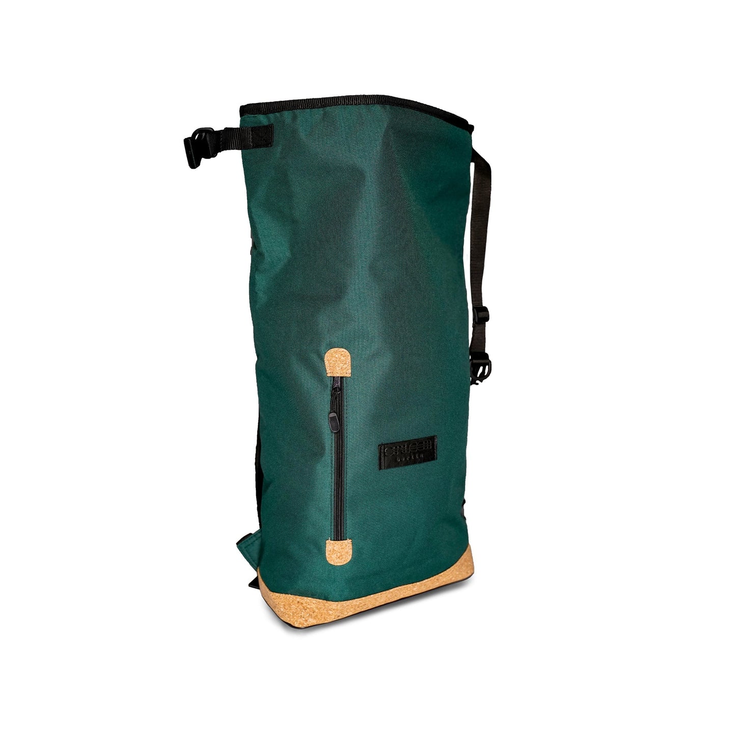 Liz Rucksack in British Green, geöffnete Seitenansicht zur Größenansicht, robuste Verarbeitung funktional und stilvoll für unterwegs. ©Spleen Berlin