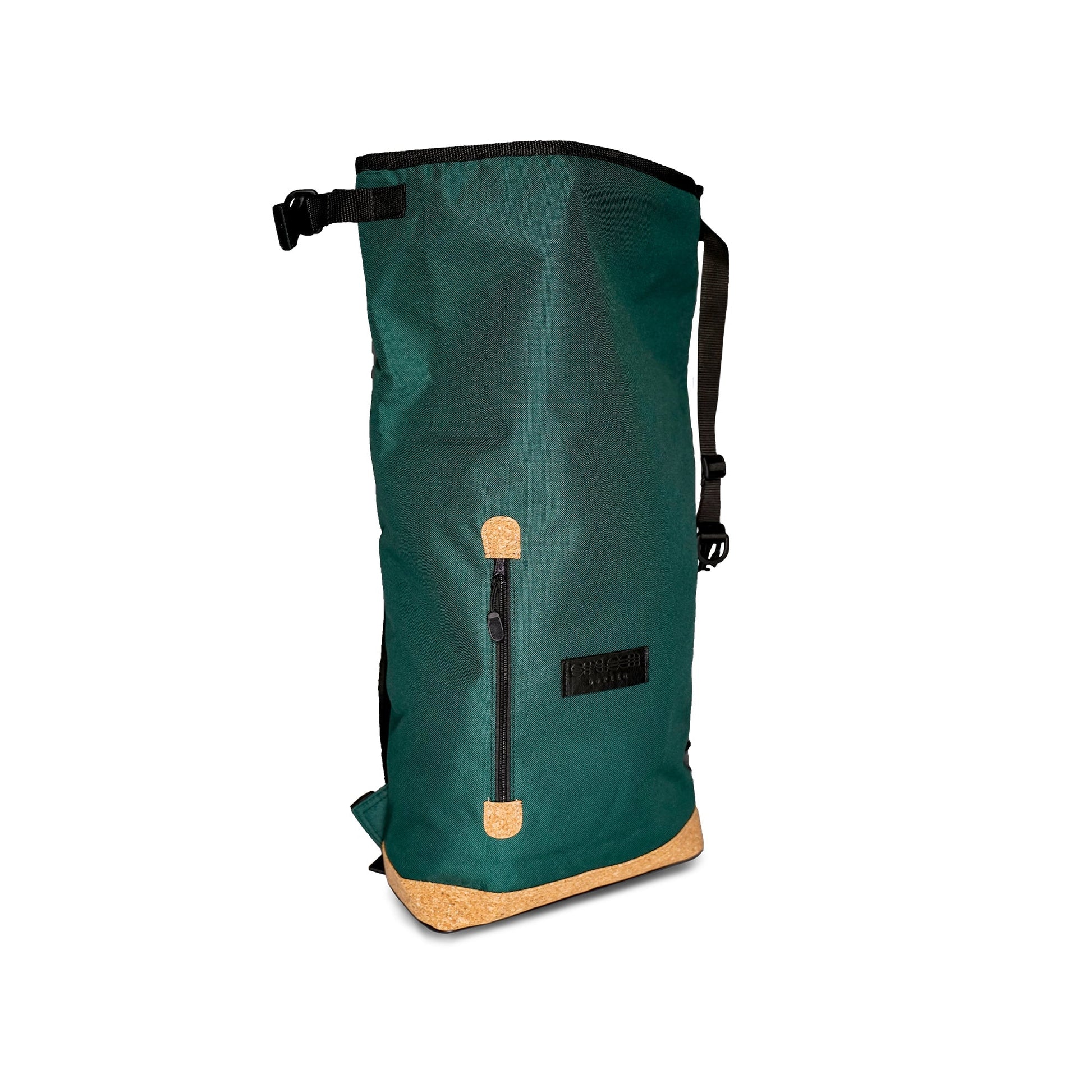 Liz Rucksack in British Green, geöffnete Seitenansicht zur Größenansicht, robuste Verarbeitung funktional und stilvoll für unterwegs. ©Spleen Berlin