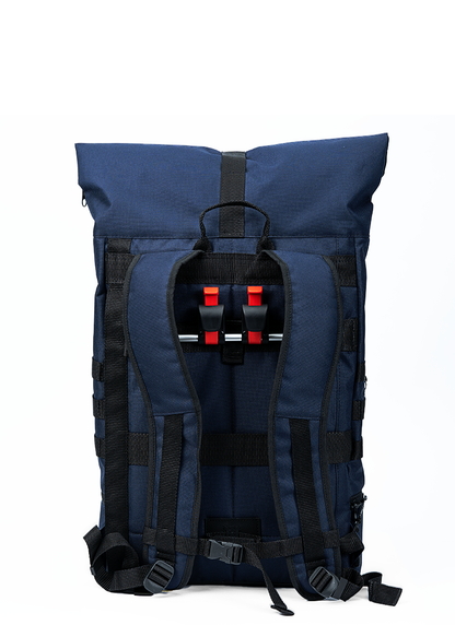  Rückenansicht des Rucksacks Neil Blue von Spleen Berlin mit integrierter Fahrradhalterung ideal für den schnellen Wechsel vom Rücken ans Rad. Gepolsterte Schultergurte sorgen für angenehmen Tragekomfort, das seitliche Laptopfach ist schnell erreichbar. Hergestellt aus recycelbarem Cordura, langlebig und wetterfest. ©Spleen Berlin