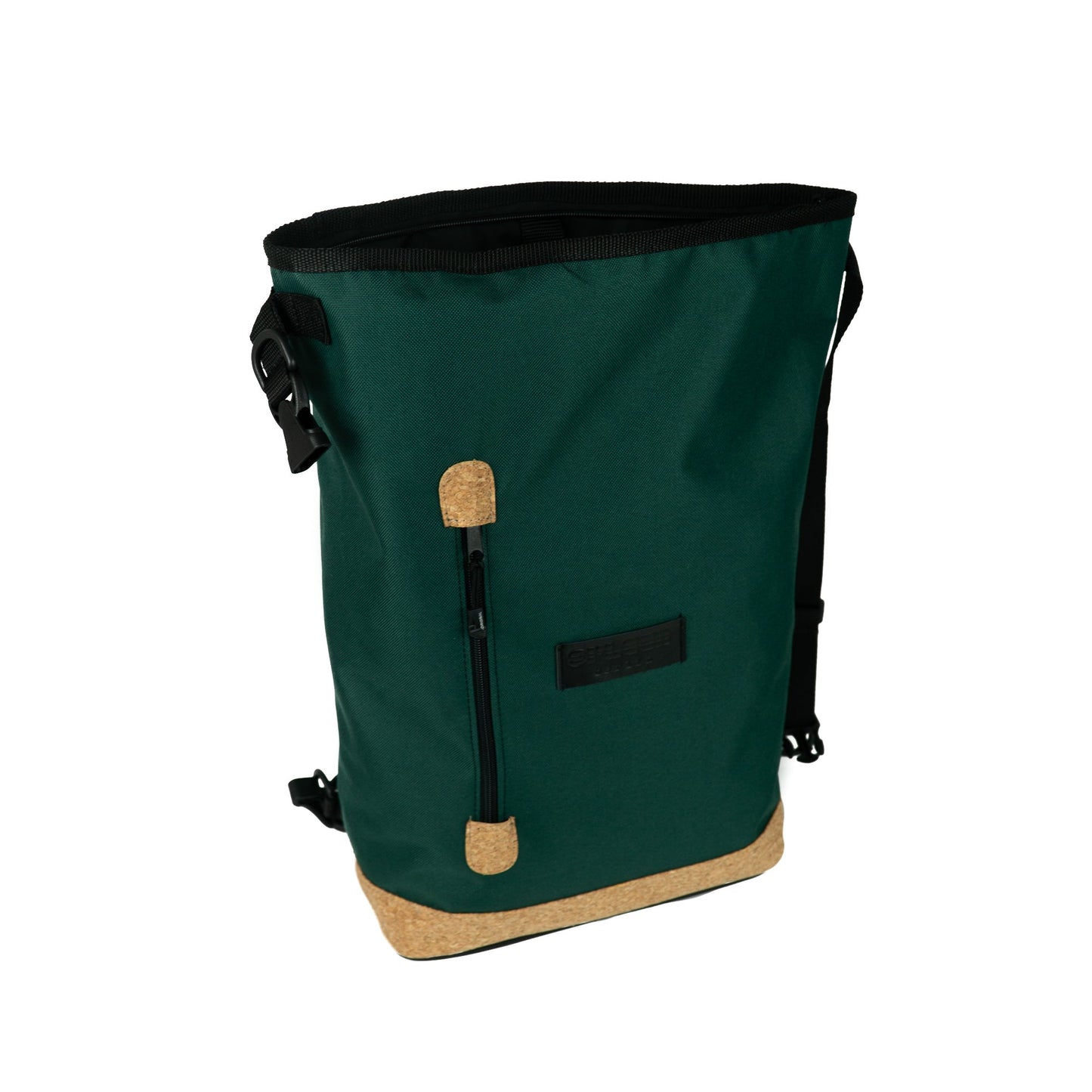 Der Liz Small British Green ist dein Begleiter für den Alltag auf dem Rad. Kompakt, leicht und handgefertigt in Europa,. Mit cleverem Reissverschluss gepolstertem Rücken und optionaler Fahrradhalterung ist er ideal für urbane Pendler:innen und stilbewusste Radfahrer:innen. ©Spleen Berlin
