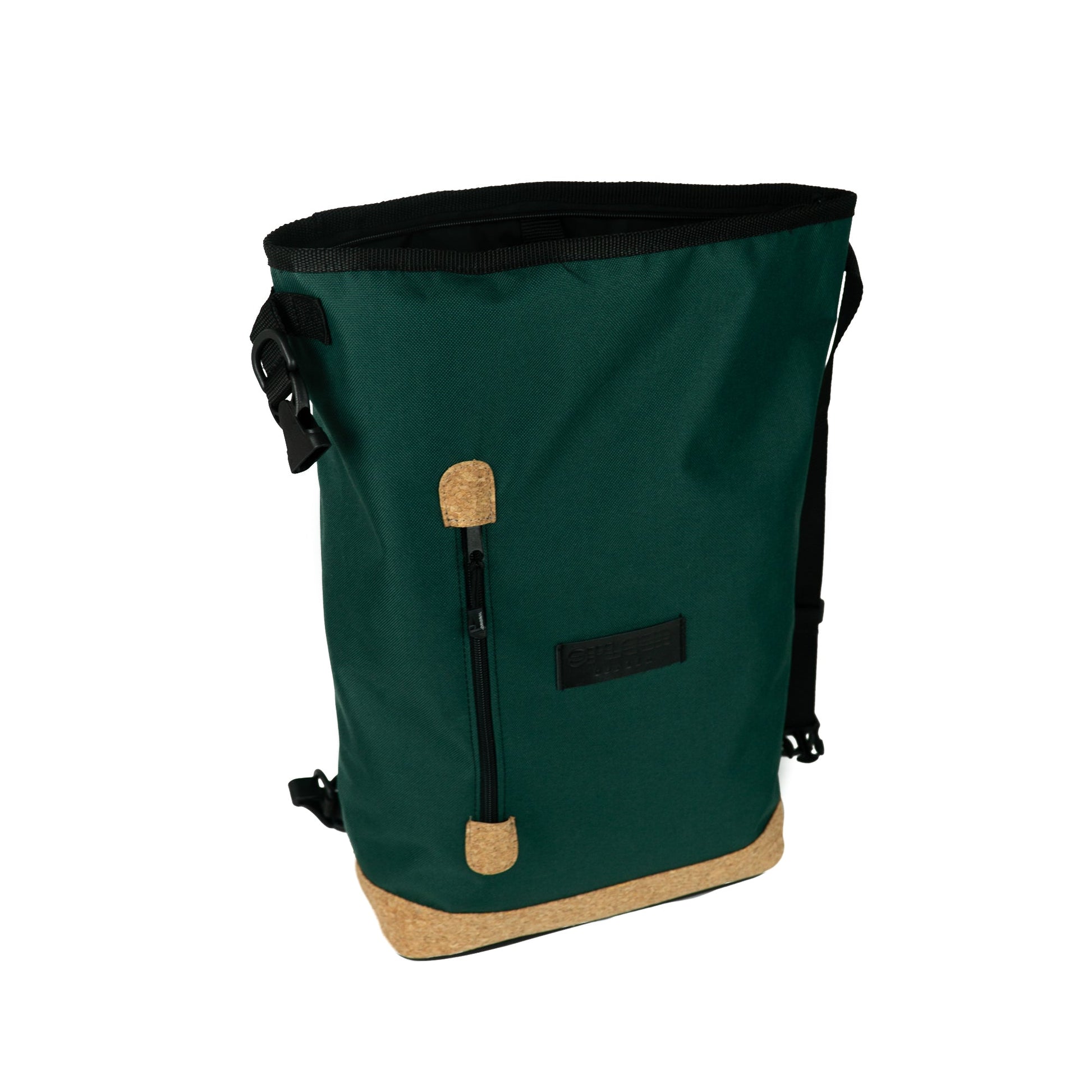 Der Liz Small British Green ist dein Begleiter für den Alltag auf dem Rad. Kompakt, leicht und handgefertigt in Europa,. Mit cleverem Reissverschluss gepolstertem Rücken und optionaler Fahrradhalterung ist er ideal für urbane Pendler:innen und stilbewusste Radfahrer:innen. ©Spleen Berlin
